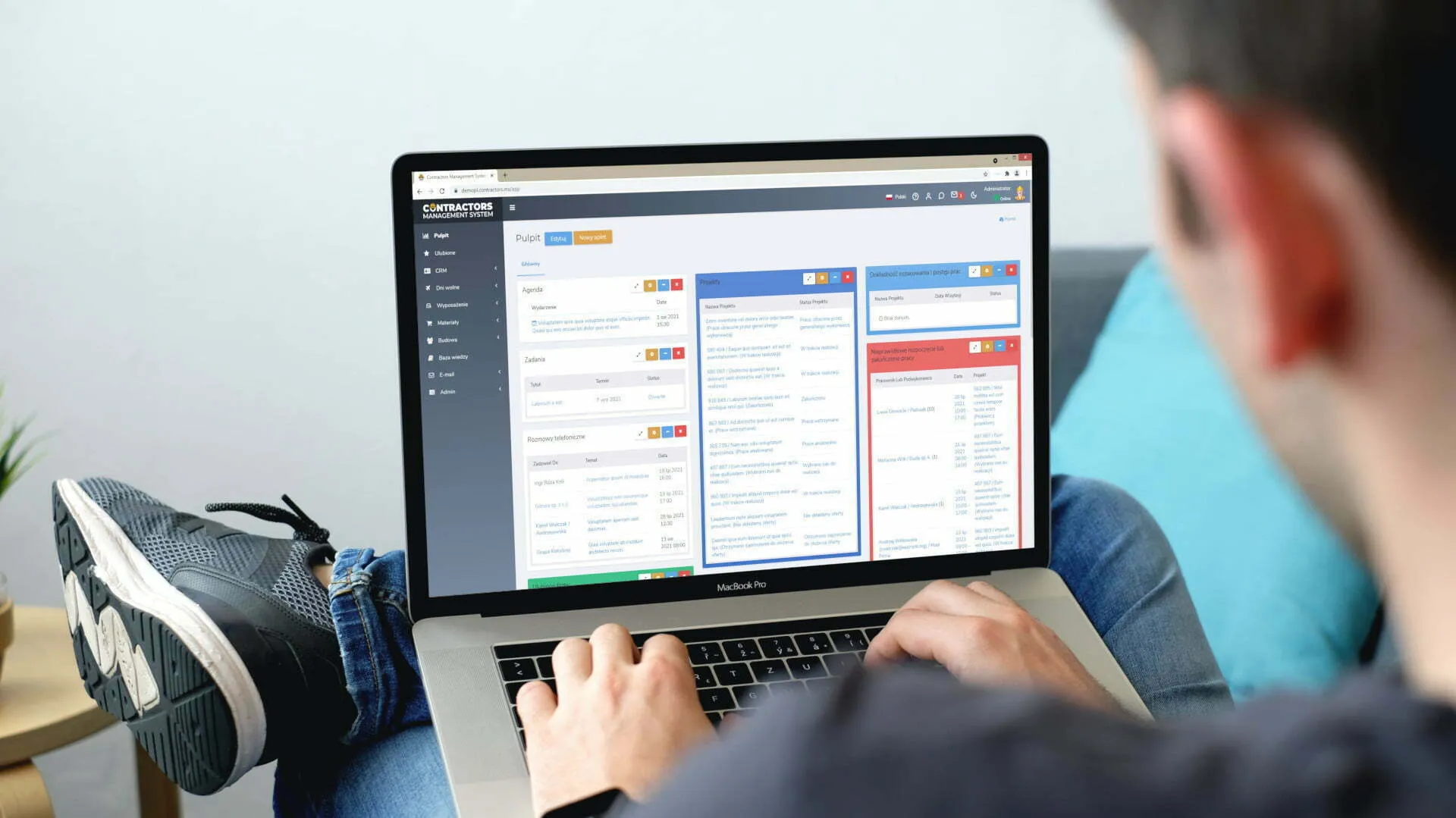 Office employee uses the Contractors.es web panel
